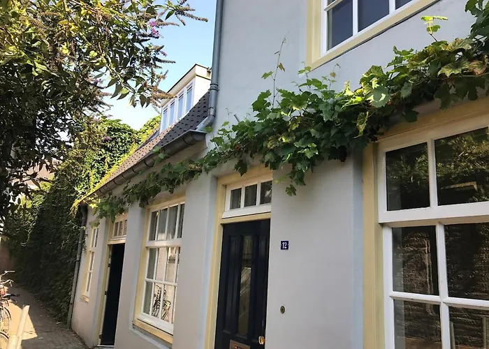 صورة فيلا Unique Tranquil Spot With Garden, Centre Den Bosch دين بوس